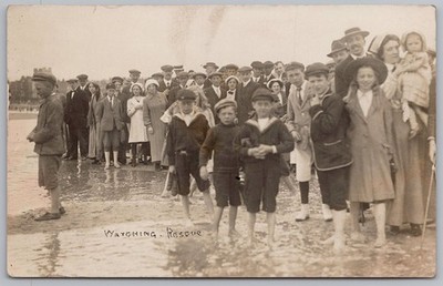 Menschenmenge versammelte sich an einem unbekannten Strand, um eine Rettung zu beobachten RP-Postkarte