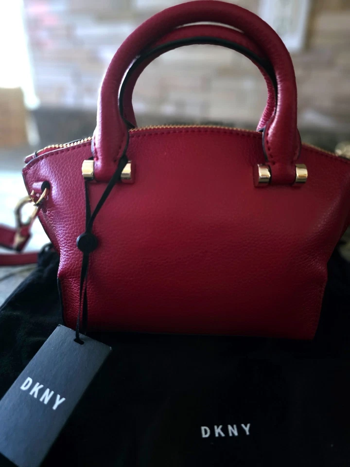 NUEVO CON ETIQUETAS DKNY Bolso Bandolera Rojo Medio Bolso de Mano Precio de venta sugerido por el fabricante $218 ¡Súper lindo! Foto 4 de 4