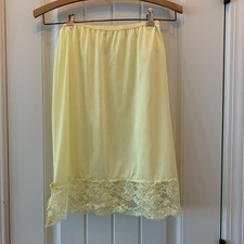 Vtg Warners Women's Size XS Yellow Half Slip Made In USA Lace Trim Nylon