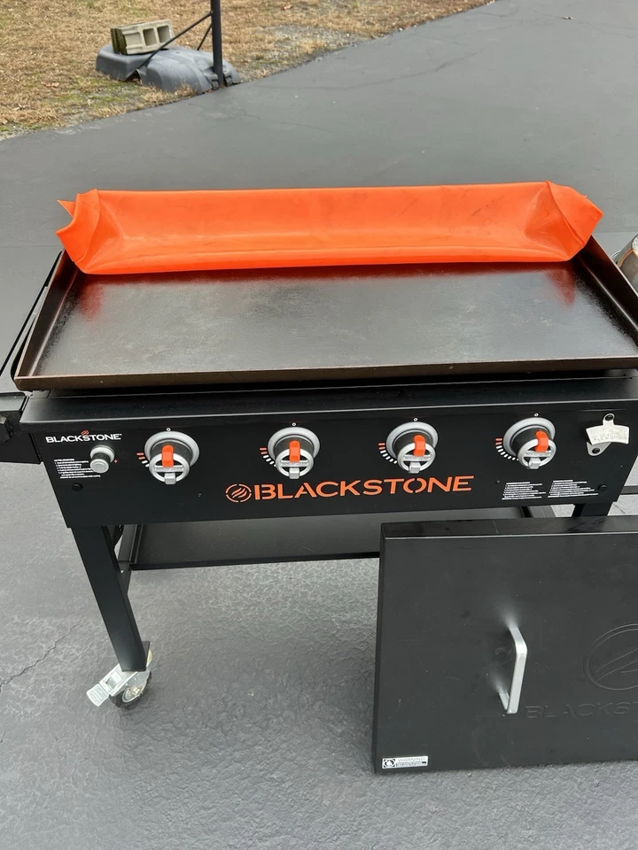 Blackstone 36" Estación de Cocina Plancha 4 Quemadores con Tapa Dura y Portaherramientas Foto 3 de 4