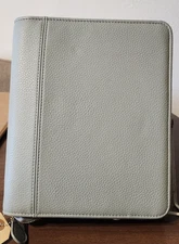 FRANKLIN COVEY CLASSIC Grey w/Greenish Tint Binder 7- 1 ½” Rings Page Finder