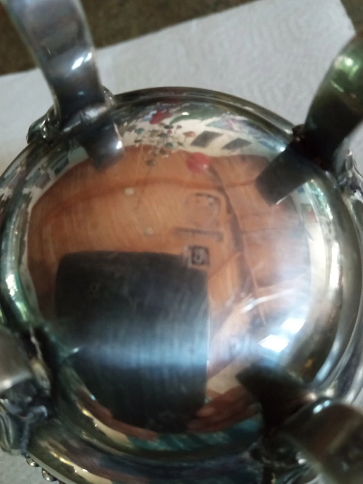 Jarra de plata francesa del siglo XIX con patas ornamentadas  Foto 4 de 4