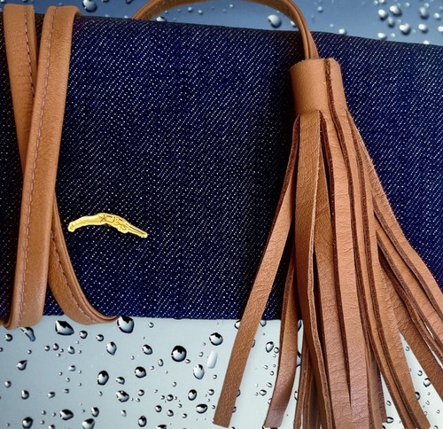 Pochette vintage designer indaco denim con nappe in pelle Italia e ciondolo subacqueo - Foto 2 di 6