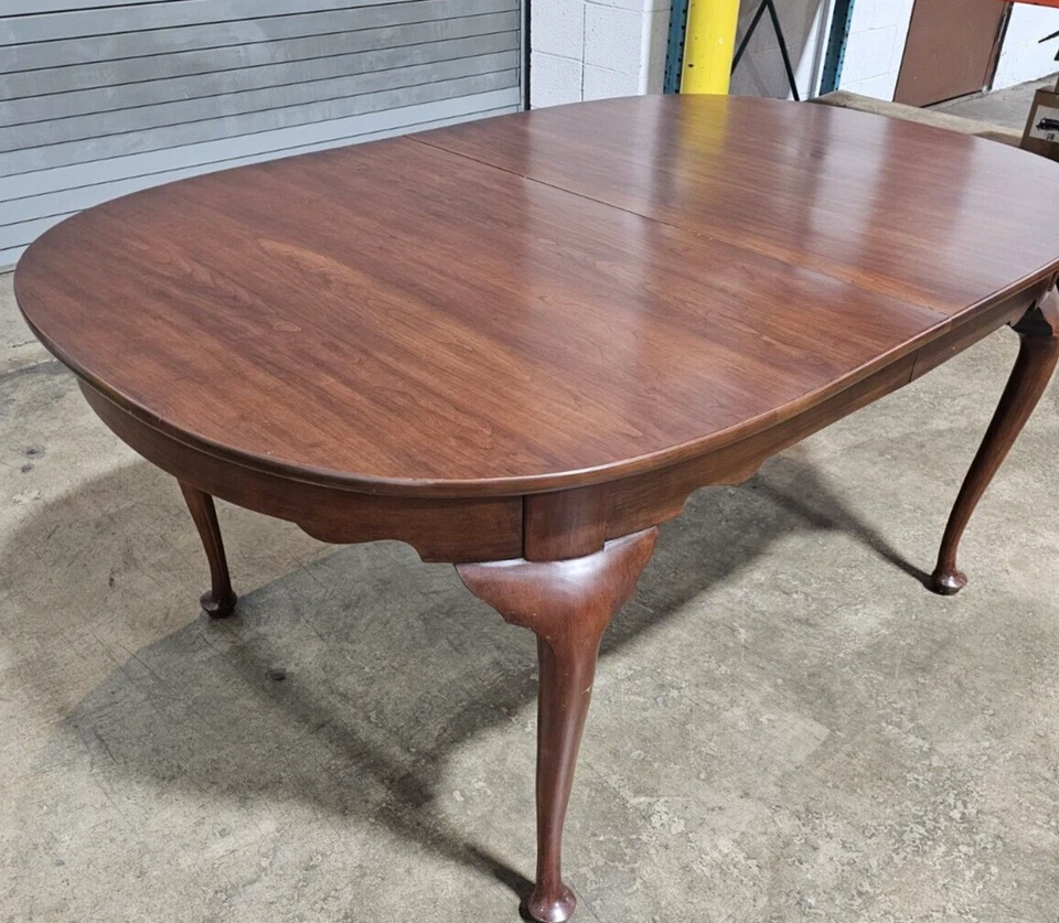 Mesa de comedor Henkel Harris Cherry Queen Anne extensión con 3 hojas Virginia Foto 3 de 4