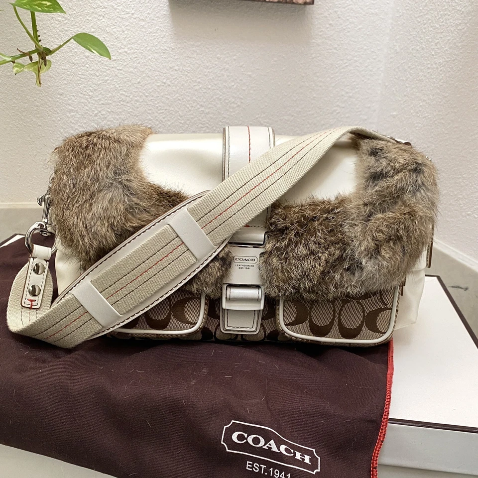 ✨ Bolso de hombro con solapa de esquí de firma de piel COACH y botas de cuña para nieve talla 9 ❄️ Foto 2 de 4