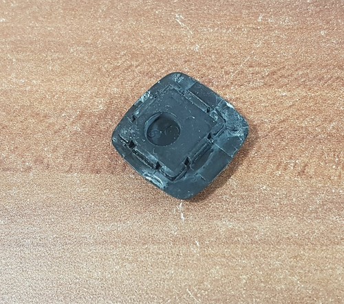 Piede in gomma inferiore gomma piedi 17x17 mm da notebook Lenovo IdeaPad U310 - Foto 2 di 2