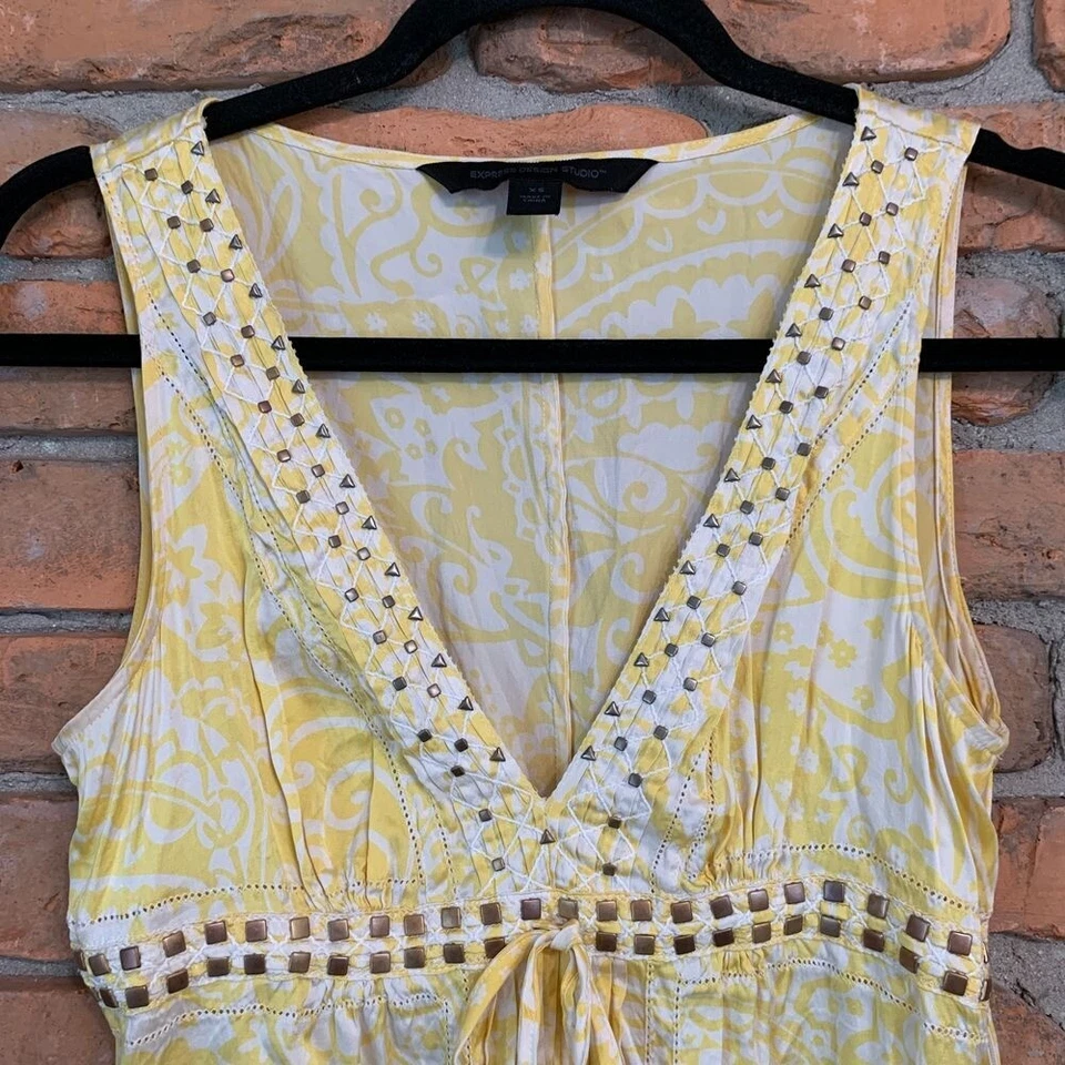 Camiseta sin mangas Express Design Studio cachemira para mujer talla XS amarilla con tachuelas cuello en V seda Foto 2 de 4