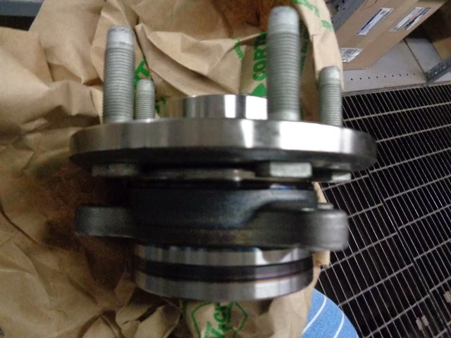 Conjunto de buje original Ford BT4Z-1104-B Foto 2 de 4