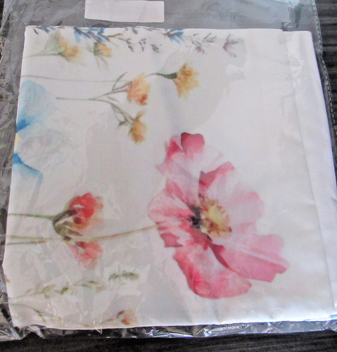 Pair of Lovely Amerous Wild Flower Design Cushion Covers. 18" x 18" - Picture 6 of 7