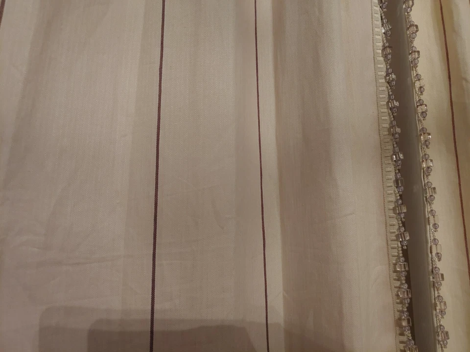 Cortinas plisadas a medida con adornos de cuentas y detalles de botones Foto 3 de 4