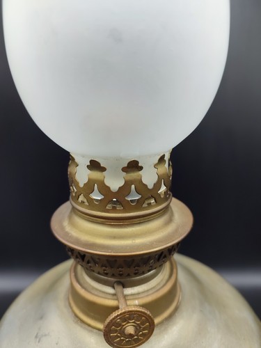 Jolie lampe à pétrole, Verre blanc fumé, Etains du Lys - Picture 4 of 20