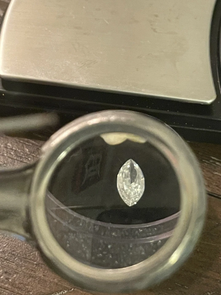 Muestra de cuarzo dorado con diamante natural Vvs1 una zanahoria (solo madre tierra) Foto 3 de 4