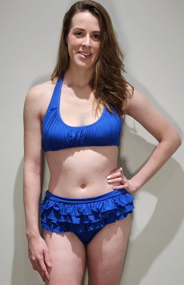 Sujetador halter Juicy Couture y parte inferior con volantes bikini talla XL Foto 2 de 4