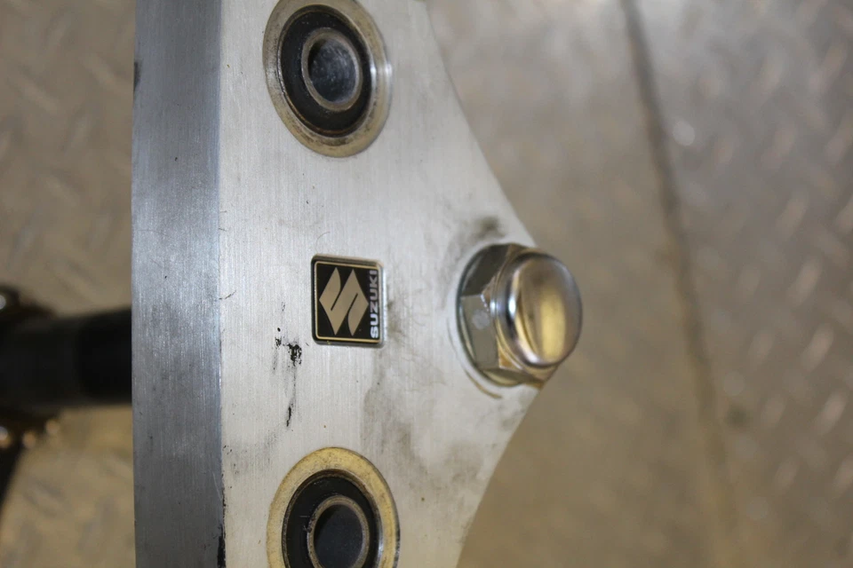 2006 SUZUKI BOULEVARD C50 FRONT FORKS CLAMP TRIPLE TREE STEM - Image 3 of 4