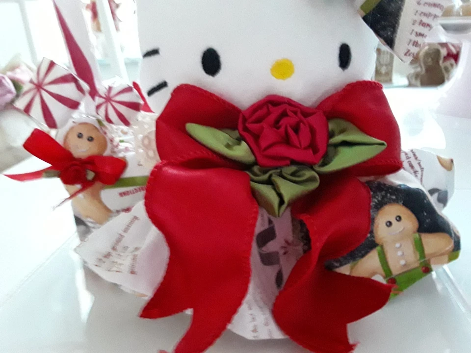 GALLETAS DE JENGIBRE DE NAVIDAD VESTIDAS HELLO KITTY CON CORAZÓN ORNIE Y CARAMELOS Foto 2 de 4