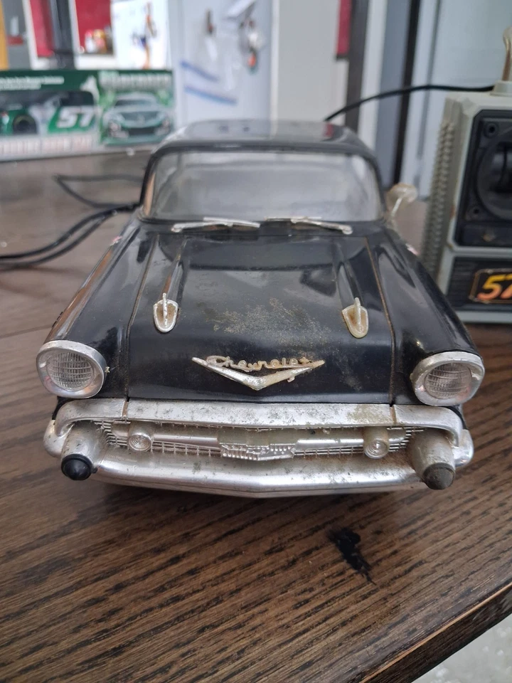 Coche de juguete a control remoto modelado a partir de un Chevrolet Bel Air 1957 con control remoto Foto 3 de 3