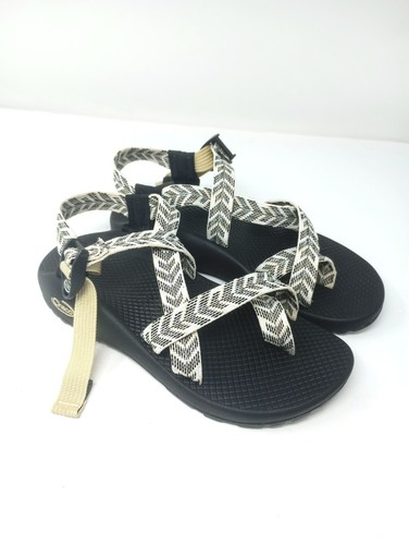 chacos trine black and white