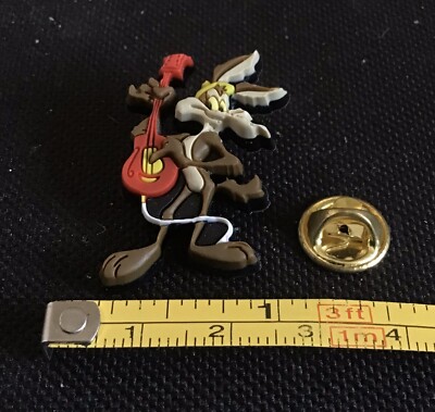 Warner Bros Wile E Coyote spielende E-Gitarre Gummi Vintage Pin Anstecker