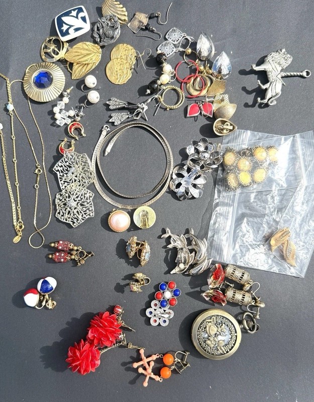 Vtg 60+ Piece Jewelry Lg Lot Screw Back Earrings Necklace Bakelite Dice Signed