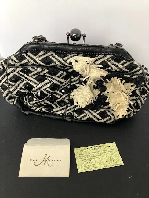Bolso de mano Mary Frances blanco y negro con cuentas y bordado Foto 3 de 4