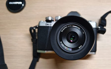 Olympus OM-D E-M10 Mark II  3 Lenses  SD card