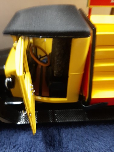 Danbury Mint 1928 International Coca-Cola Delivery Truck 1:24 with Box & Bottles - Picture 9 of 13