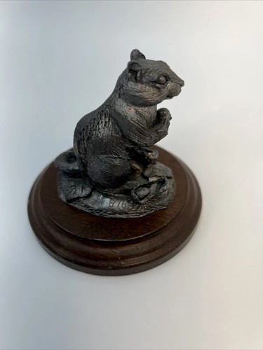 1984 MICHAEL RICKER Rocky Mountain Chipmunk Nut Figurine #876 on Stand 3in x 4in - Imagen 6 de 7