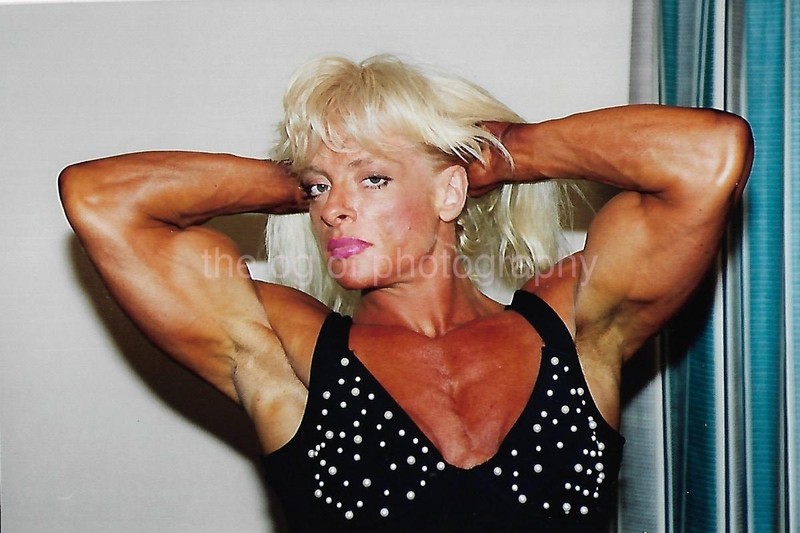 MUSCLE GIRL Vintage FOUND BODYBUILDING PHOTOGRAPH Color ORIGINAL EN 42 60 E