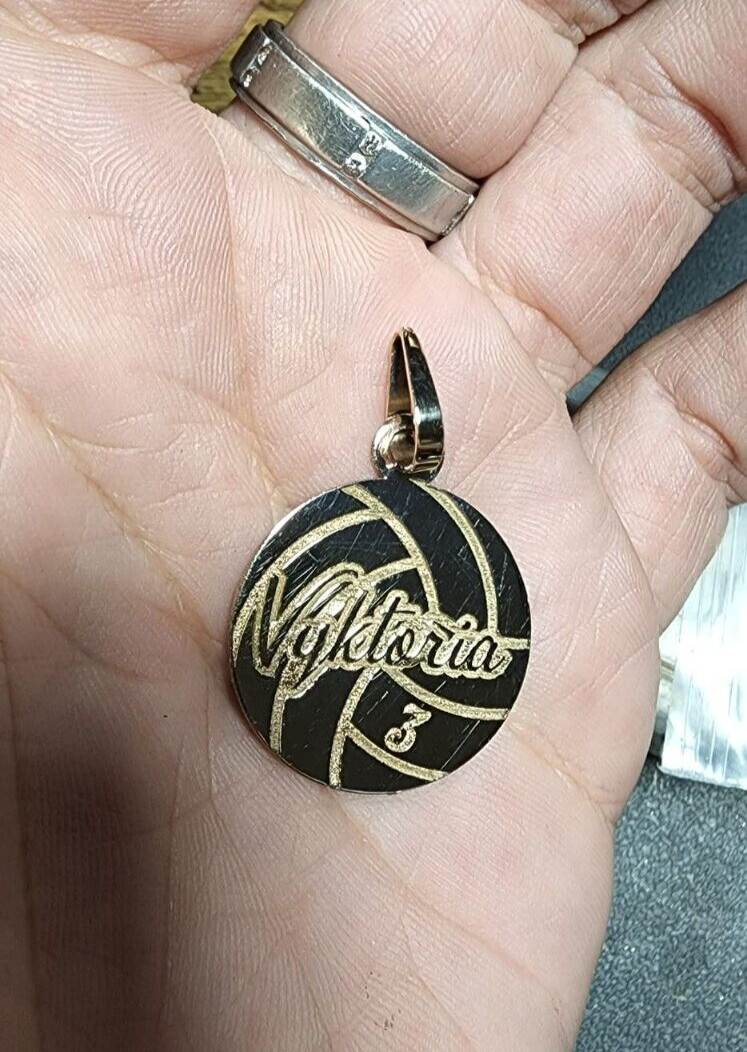 Dije colgante de voleibol personalizado de oro liso de 10 quilates con nombre y número