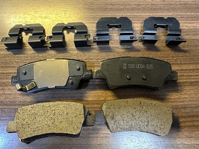 NEW OEM HYUNDAI TUCSON 2016-2021 REAR BRAKE PAD KIT - WITH SHIMS / HARDWARE