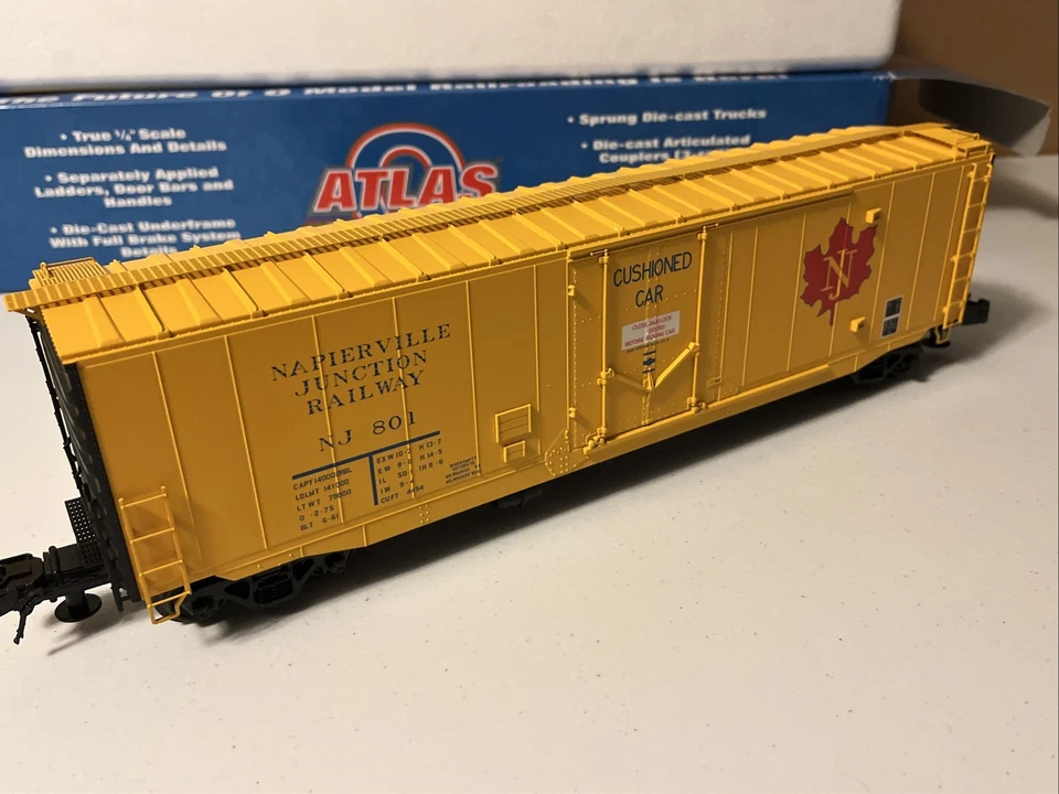 Atlas O - 8863 - 50’ PS-1 Plug Door Box Car - Napierville Junction #801 (3 Rail) - Image 4 of 4