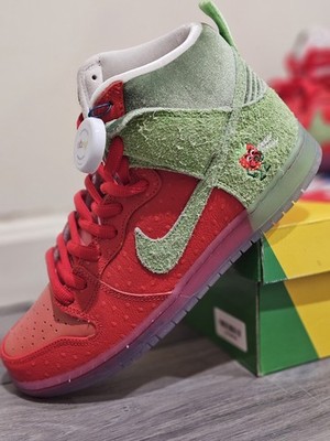 Nike SB Dunk High Strawberry Cough - Brand New Size 10.5 Men (CW7093-600)