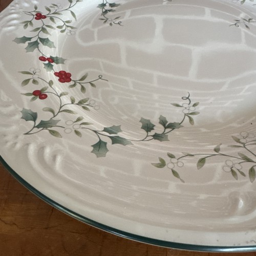 New Pfaltzgraff Winterberry Plate 10.5 Inch Christmas Holiday - Picture 2 of 5