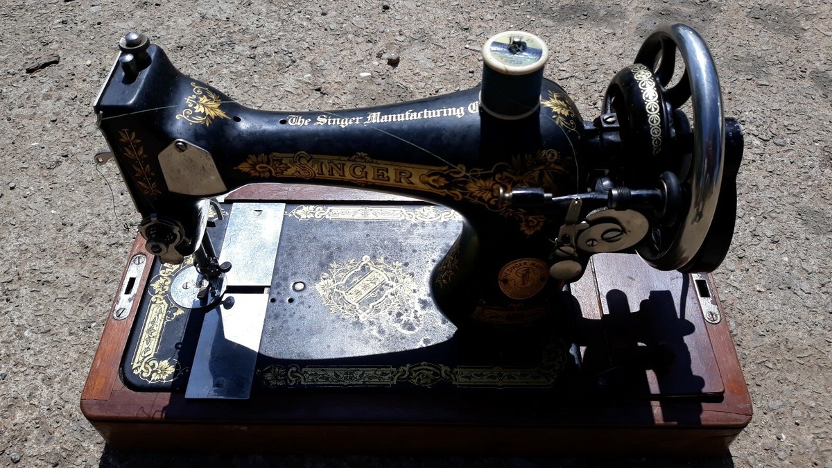 ANTIQUE SINGER 28 HAND CRANK SEWING MACHINE - EXCELLENT