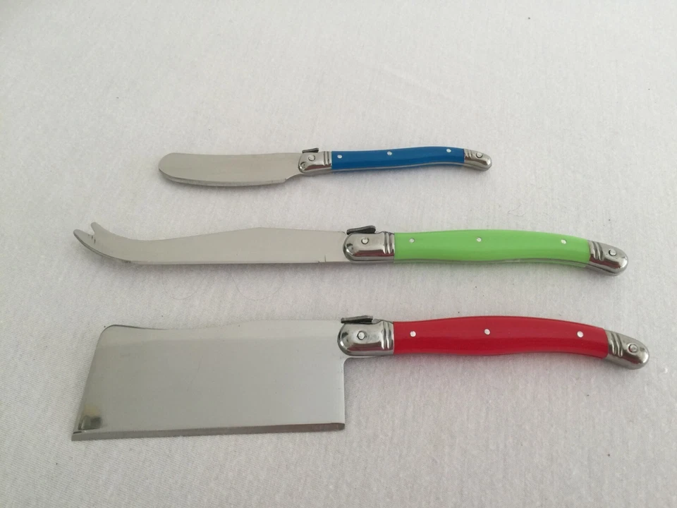 True Fresco 3075 Cheese Knives & Pine Cutting Board Set Stainless Enamel Handles - Image 4 of 4
