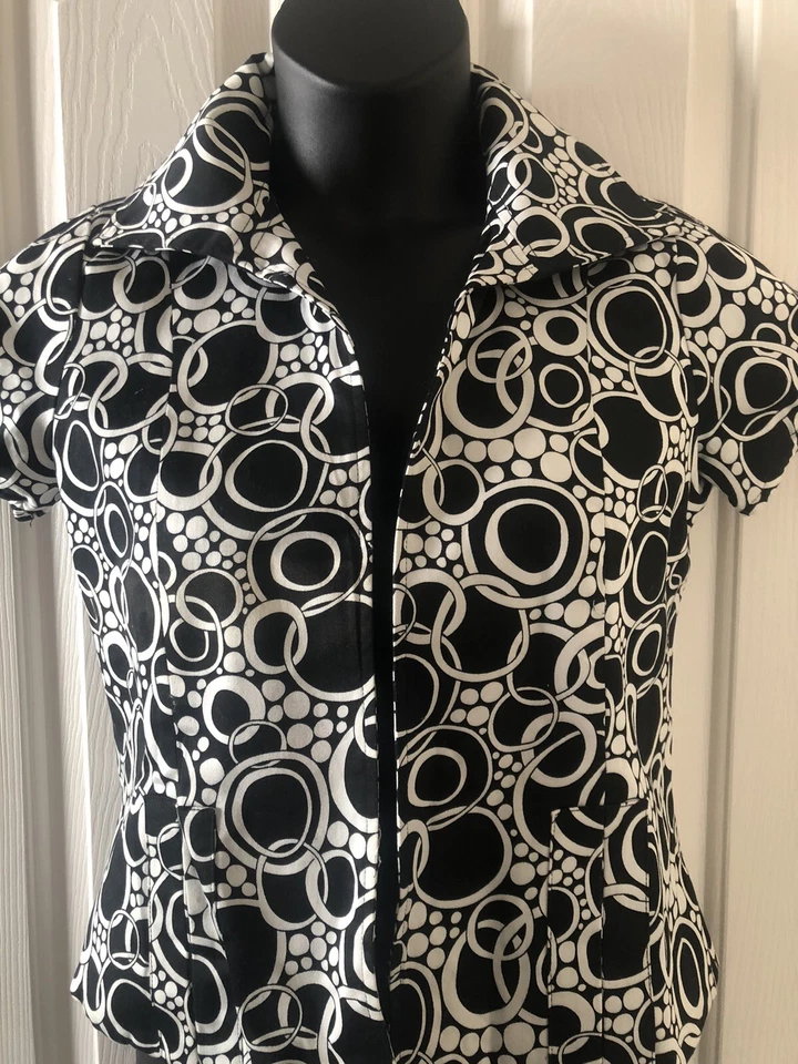 Chaqueta Blazer WD NY 8 Negra Marfil Geométrica Recortada Forrada Frente Abierto Manga Corta Foto 4 de 4