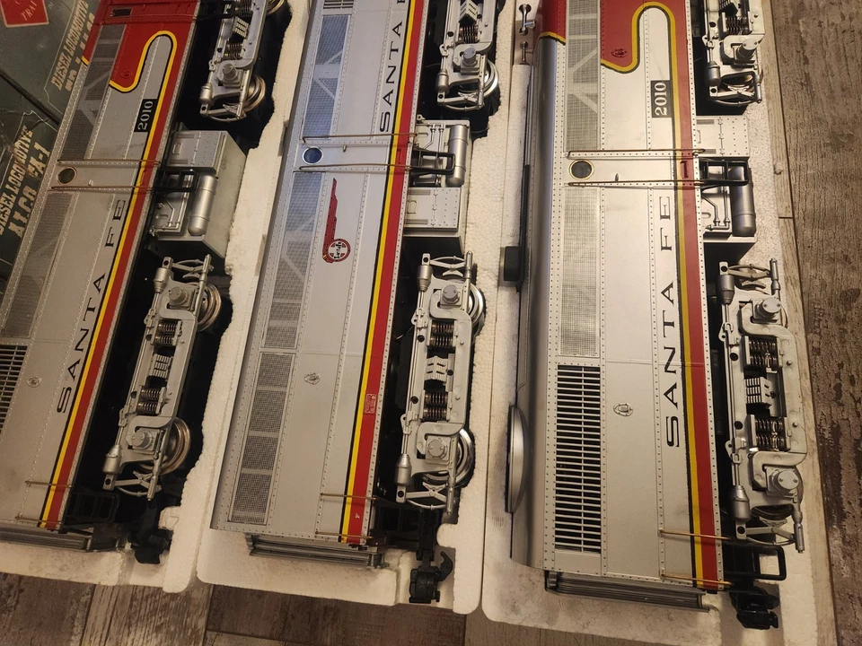 ARISTOCRAFT G-GAUGE REA-22010 SANTA FE ALCO FA-1/FB-1 DIESEL LOCOMOTIVE TRAIN - Image 3 of 4
