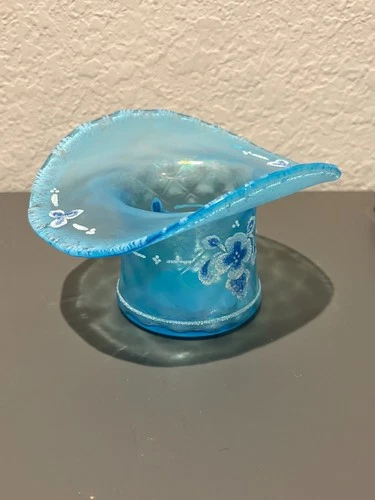 VINTAGE FENTON ART GLASS TOP HAT VASE - CELESTE BLUE STRETCH DIAMOND OPTIC