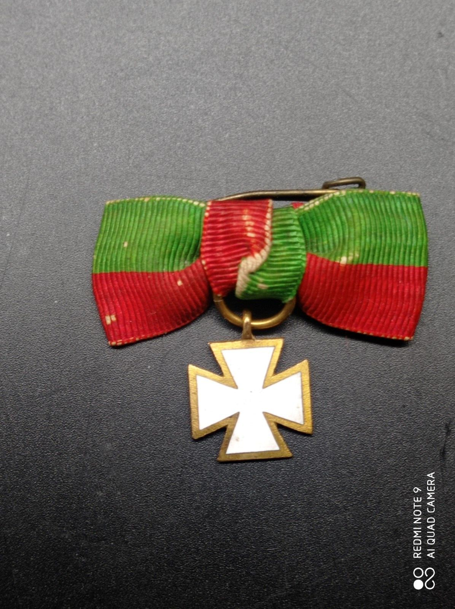 Broche Décoration Croix Avec Ruban Rouge – Accessoire Vintage En état Neuf, Parfait Collection