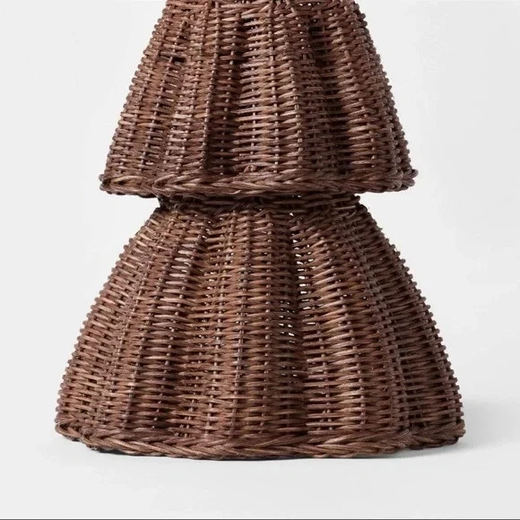 Umbral de árboles de Navidad de ratán marrón festoneado de 3 piezas diseñado con Studio McGee Foto 3 de 3
