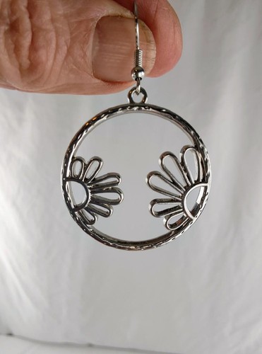 1.25"OPEN CIRCLE DAISY FLOWER HOOK EARRINGS,SILVERTONE METAL,FLORAL,ROUND,PRETTY - Picture 2 of 4