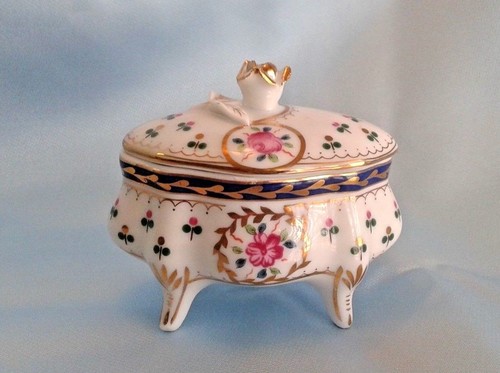 PORZELLAN SCHMUCKKÄSTCHEN 2-TEILIG FUSS WEISS & BLAU MIT ROSEN - Bild 10 von 21