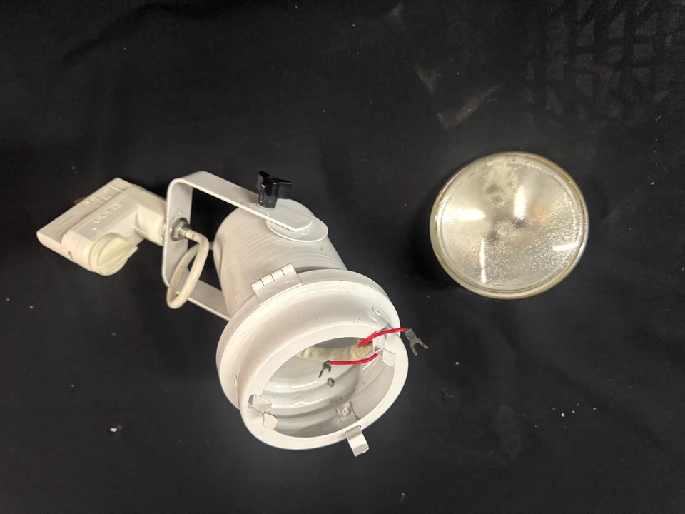 Sylvania 36PAR36/CAP/NSP 12V Screw Terminal (G53) Narrow Spot NEW 683602 - Image 4 of 4