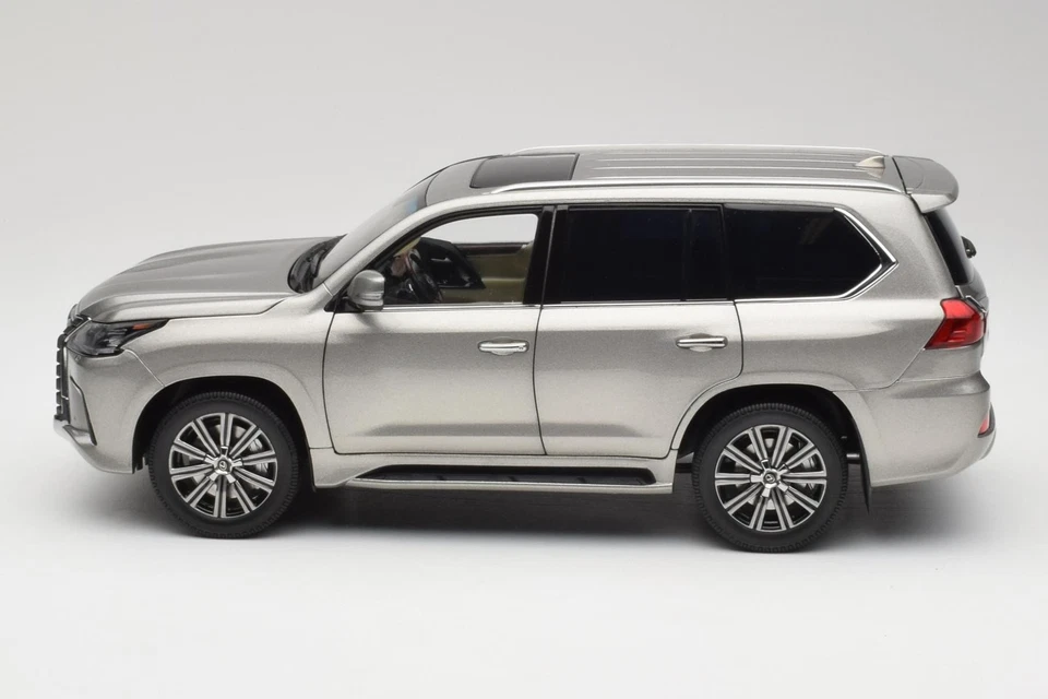 08955T Lexus LX570 Sonic Titanium Kyosho 1/18 - Image 4 of 4