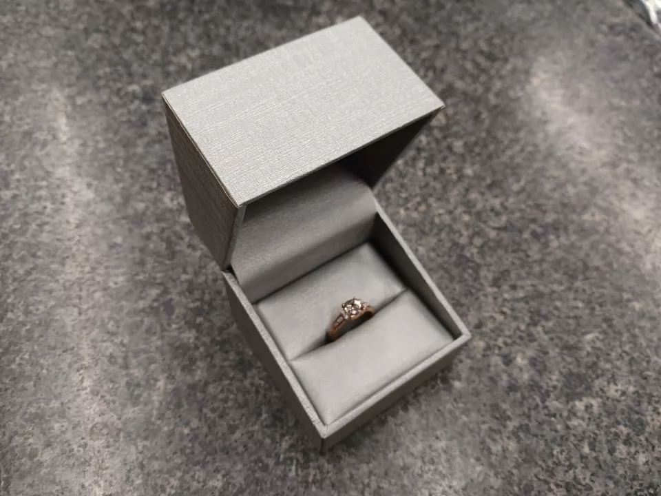 Морганит 6 мм подушка 10k розовое золото 0,28 карат бриллиант акценты - S4.5 Zales кольцо коробка - Изображение 4 из 4