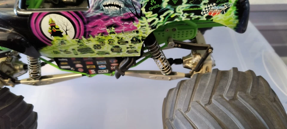 Axial Smt10 Grave Digger Super Upgraded 1/10 Rc - Image 3 of 4