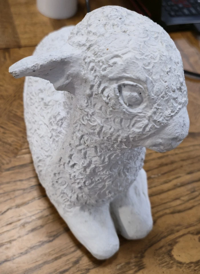 Estátua de cordeiro de concreto branco jardim deitado orelha lascada boa! - Imagem 3 de 4