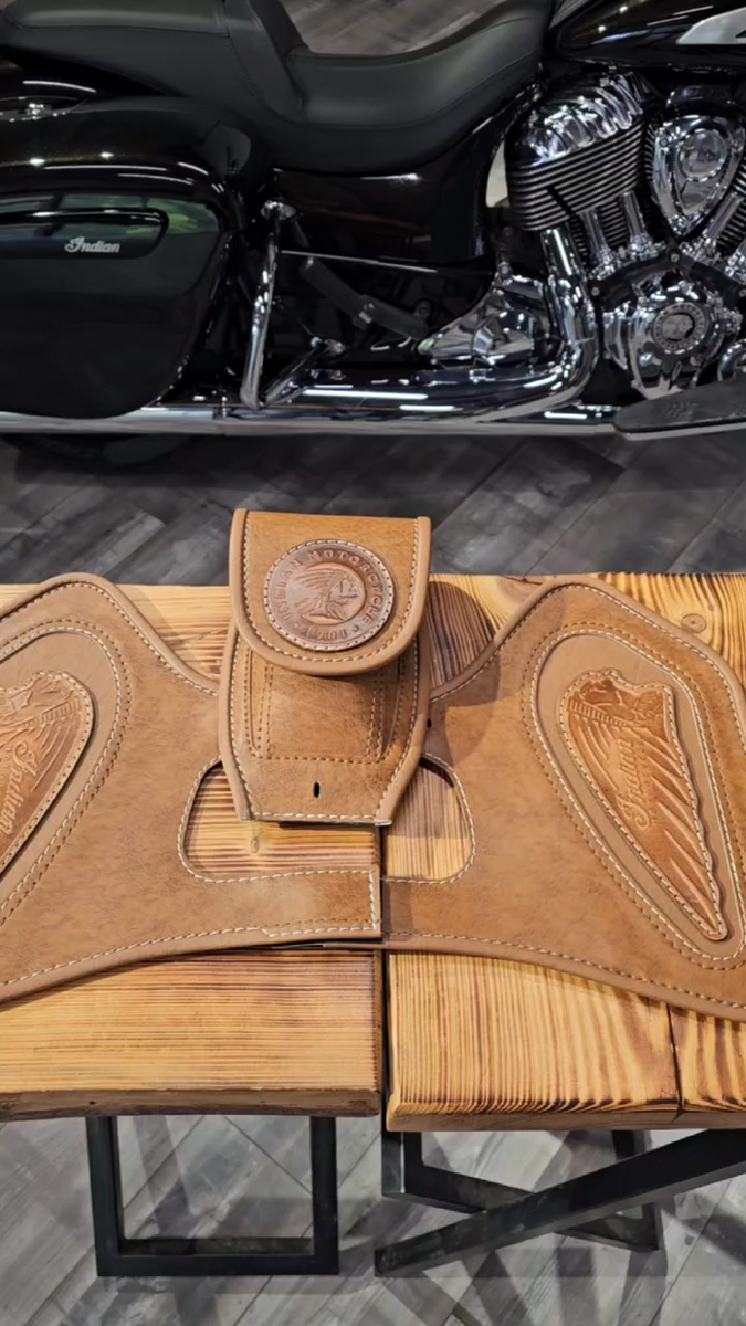 Indian Chief ヴィンテージ ジェネレーター カバー バイク 1947 INDIAN CHIEF Vintage set of heat shield &tank BIB ROADMASTER 14-24