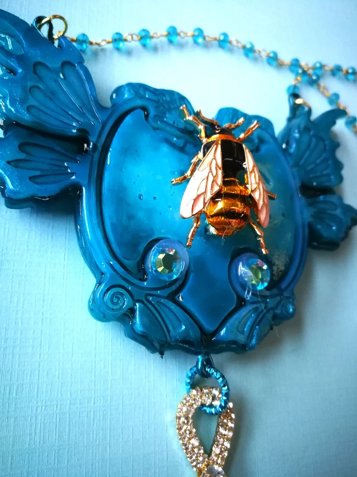 Pingente de colar de joias femininas de luxo ninho de abelha mel joia brasão babador - Imagem 3 de 4