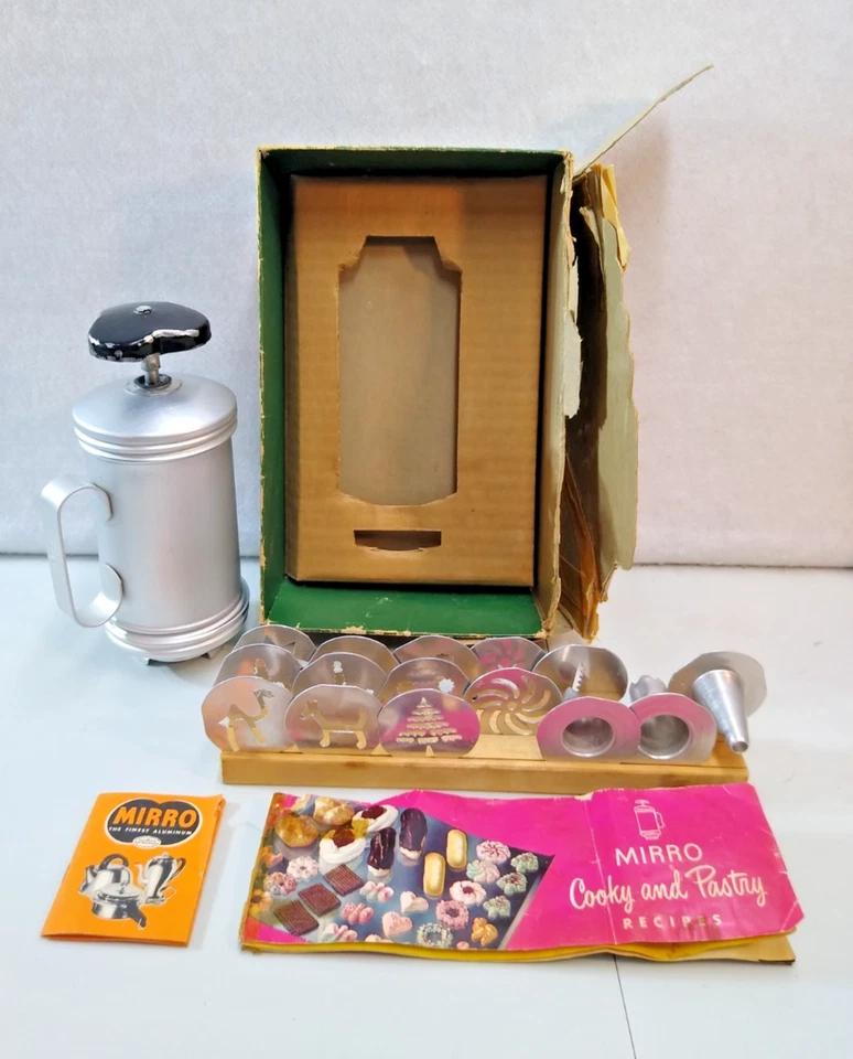 Vintage Mirro Model 358 AM Cookie & Pastry Press, 12 Discs, 3 Tips, Wood Holder - Image 2 of 4